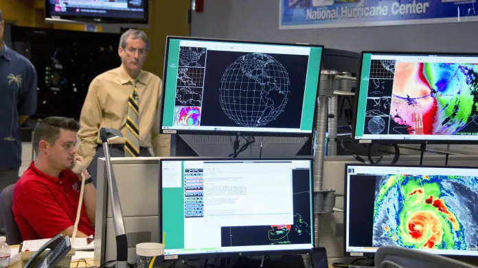 Odborníci v Národním centru pro hurikány vyhodnocují postup Irmy