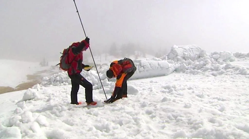 Záchranáři v oblasti laviny