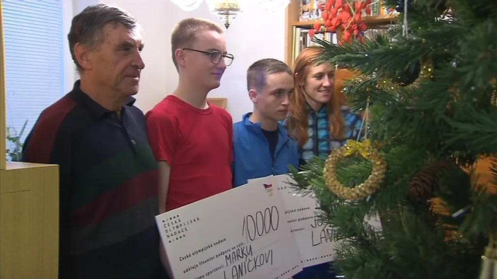 Šeky od České olympijské nadace předali olympionici