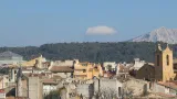 Aix-en-Provence a hora St. Victoire v pozadí