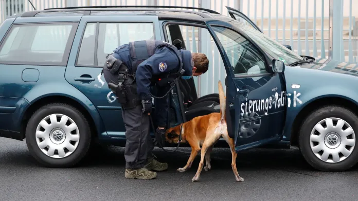 Auto prohledali policisté se psy