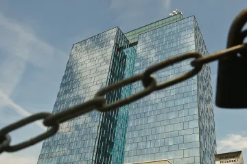 Ministerstva vydávají příliš za externí služby, ne vždy je to nutné