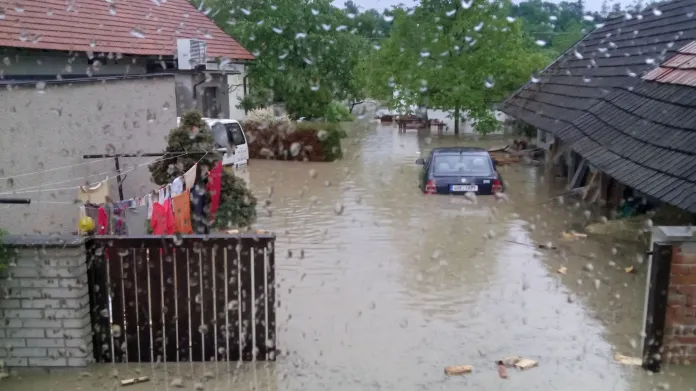 Zaplavené domy po silné bouři v obci Výrava