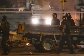 Při nepokojích v Londonderry zemřela po střelbě novinářka. Policie podezírá organizaci Nová IRA