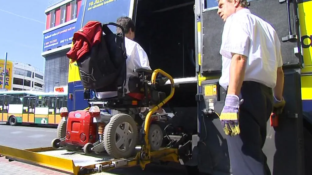 Vozíčkář využívá plošinu k nástupu do autobusu