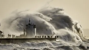 Británii sužují záplavy a vlnobití