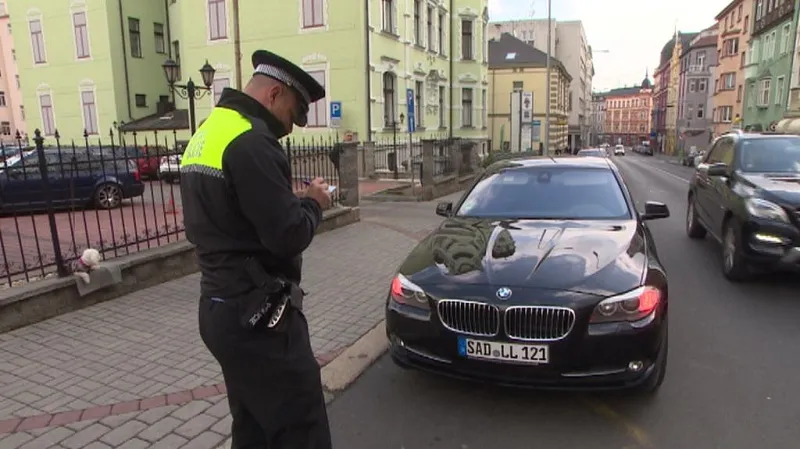 Špatně parkující řidič v Chebu