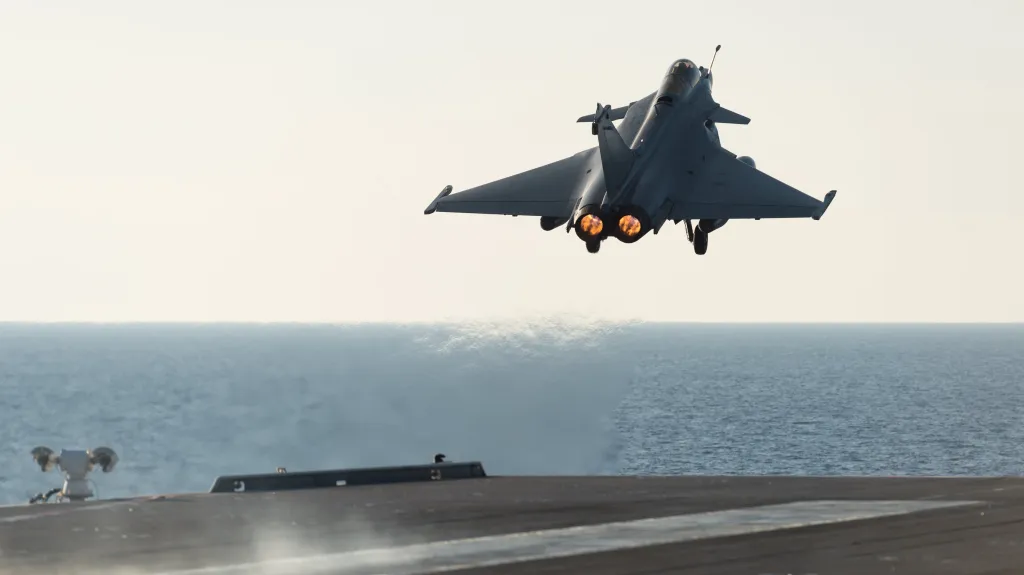 Rafale startující z lodi Charles de Gaulle