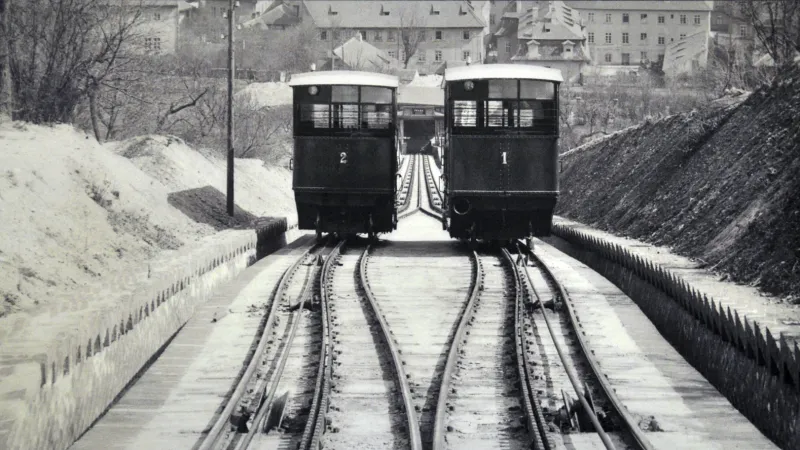 Městská lanovka na pražský Petřín je v Česku odejinělá, ale ne jediná.