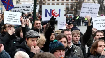 Demonstrace proti Evropské unii před Pražským hradem