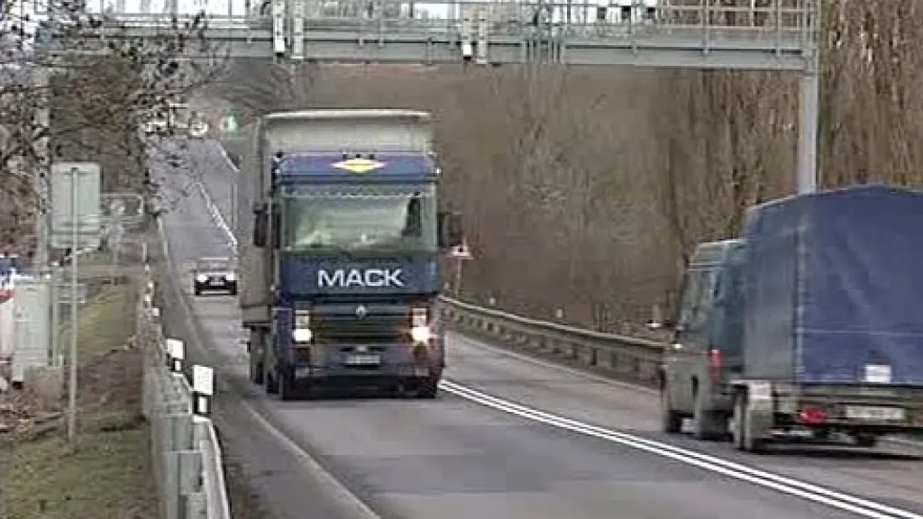 Kamion u mýtné brány