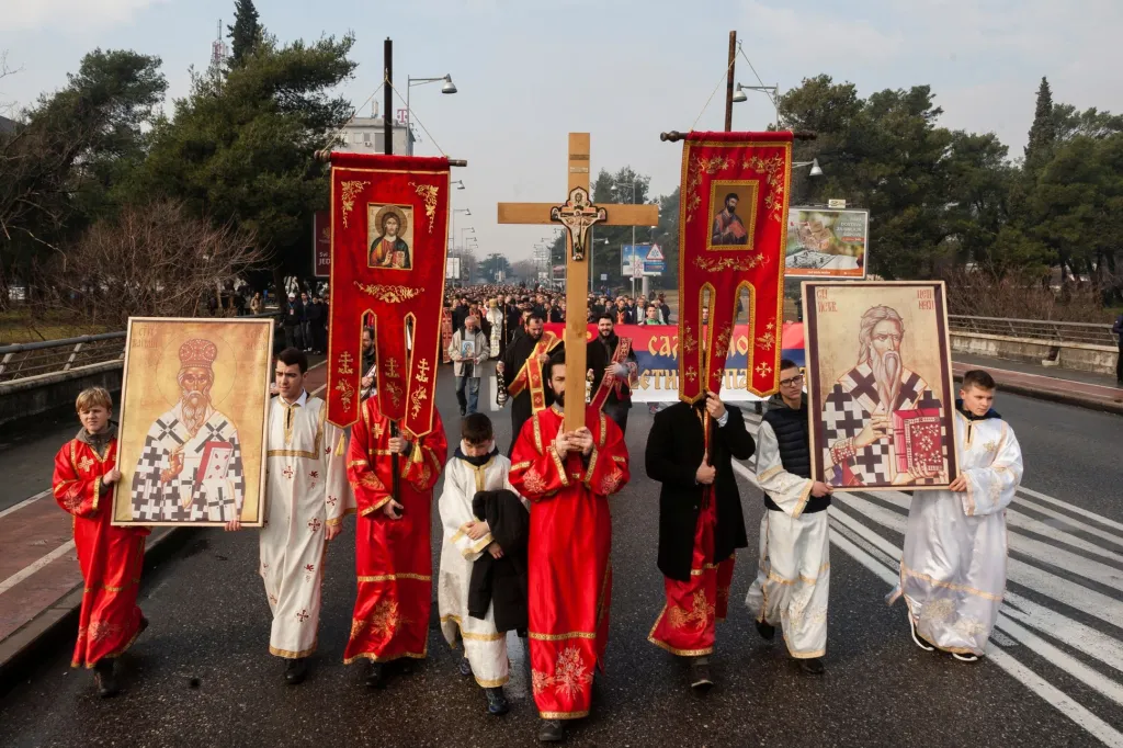 Věřící v čele s místním duchovním jdou v procesí, které účastníky přivede k řece - tam vykonají „žehnání vodou“. Podgorica v Černé Hoře