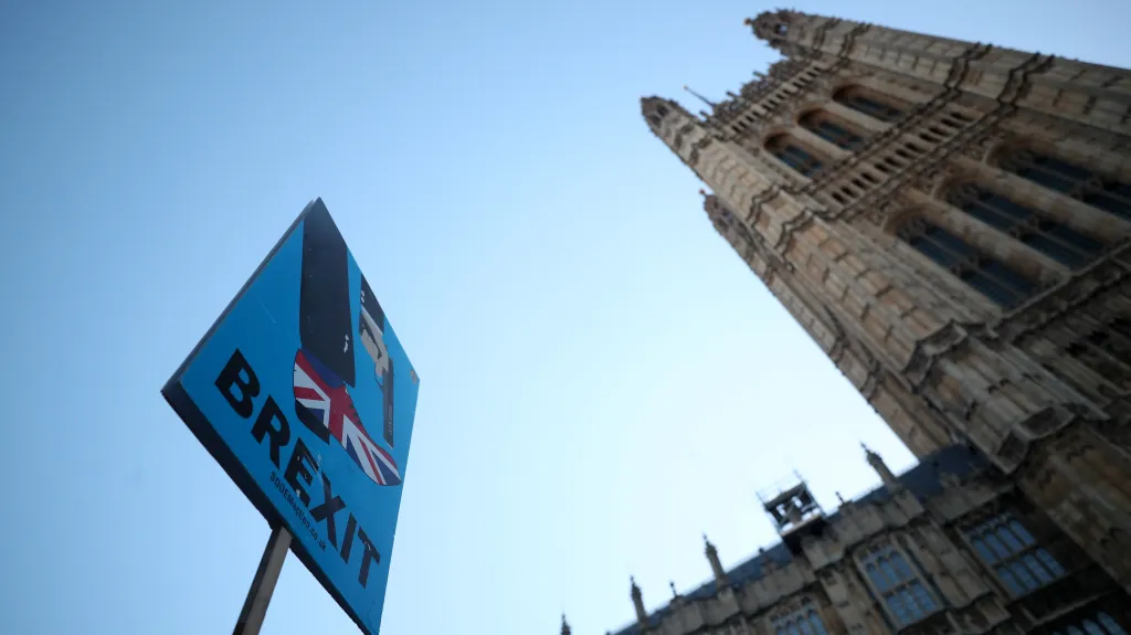Transparent odpůrců brexitu před parlamentem