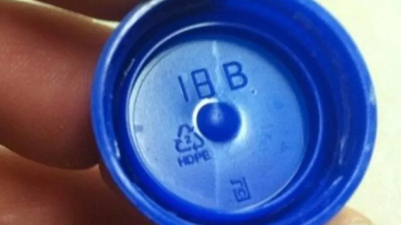 Uvnitř víčka je vždy zkratka a číselné označení materiálu