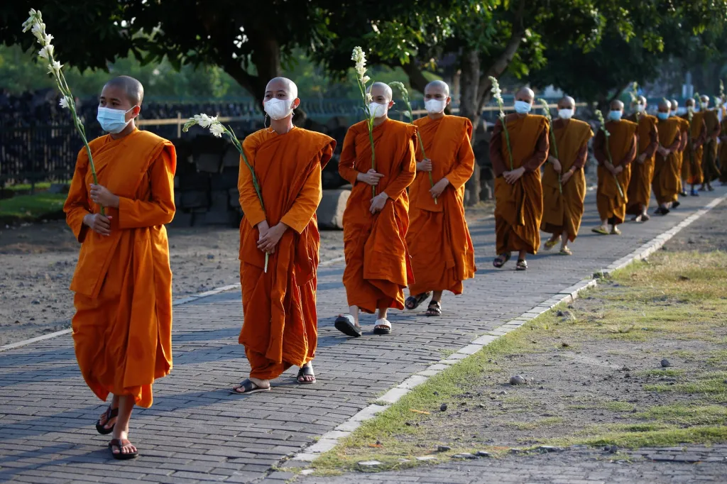 Oslavy buddhistického svátku Vesak v chrámovém komplexu Wat Phra Dhammakaya kousek od Bangkoku