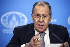 Moskva na své návrhy očekává písemné odpovědi od USA i NATO, prohlásil Lavrov