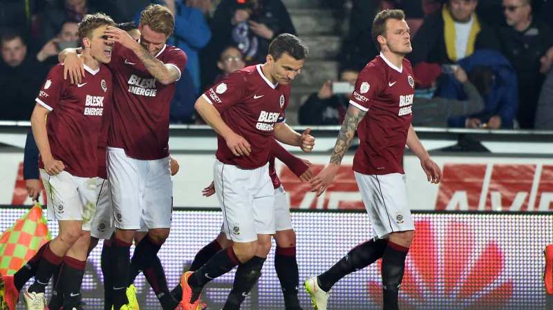 Záložník Sparty Bořek Dočkal (vlevo) se raduje se spoluhráči z gólu