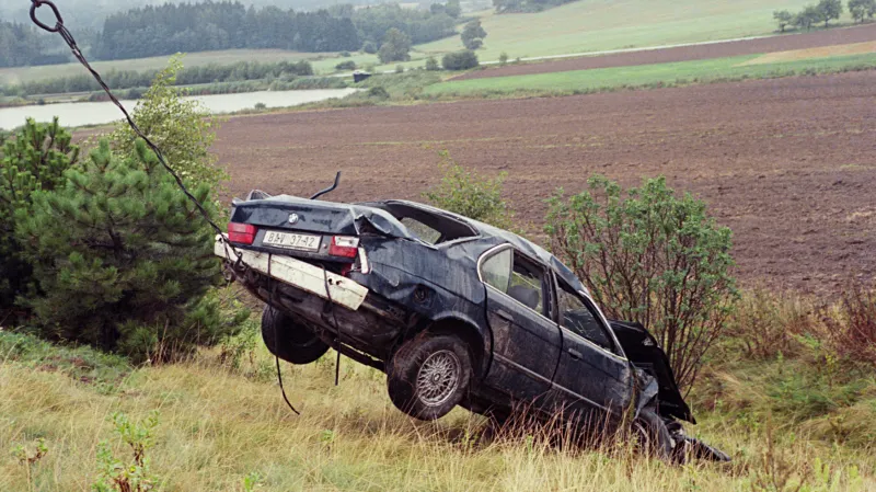 Havarované auto Alexandra Dubčeka je vytahováno z příkopu