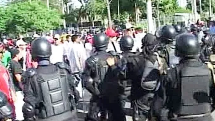 Opozice v Nikaragui demonstruje proti údajně zfalšovaným výsledkům místních voleb.