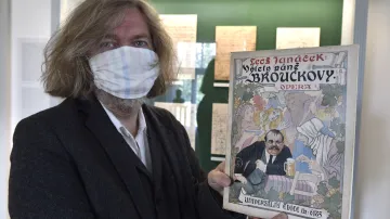 Kurátor Janáčkova archivu Jiří Zahrádka ukazuje vydání opery Výlety páně Broučkovy