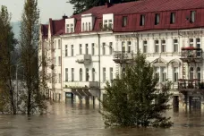 Rekonstrukce povodní 2002 den po dni: Hladiny řek klesají, chybí lopaty či holínky na úklid