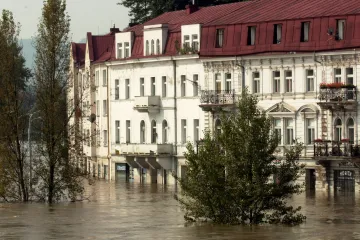 Rekonstrukce povodní 2002 den po dni: Hladiny řek klesají, chybí lopaty či holínky na úklid