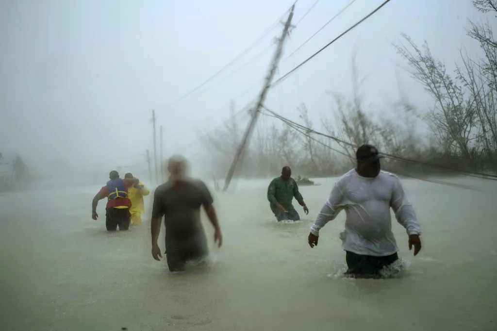 Nominace v sekci samostatná fotografie: Ramon Espinosa se snímkem Dorian's Devastation (Dorianova zkáza). Hurikán Dorian po sobě během své ničivé cesty přes Bahamy zanechal 71 mrtvých a zcela zničil přes devět tisíc domovů.