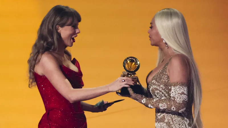 Grammy za rok 2024: Beynoncé přebírá cenu od Taylor Swiftové