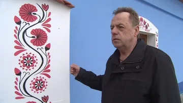 Tradiční výmalba fasády vinných sklepů v Bořeticích