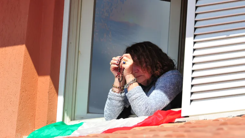 Některé italské nemocnice stále nemají dostatek lůžek, pandemie decimuje i tamní cestovní ruch