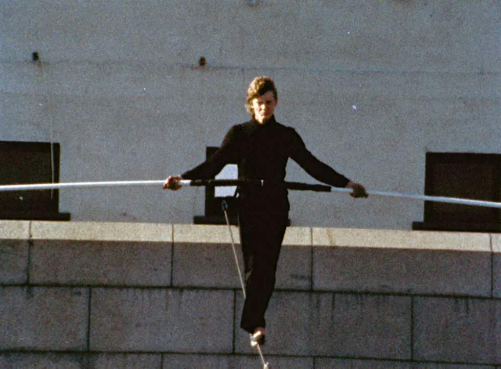Záběr z přechodu „dvojčat“ zachycený ve filmu Man on Wire z roku 2008