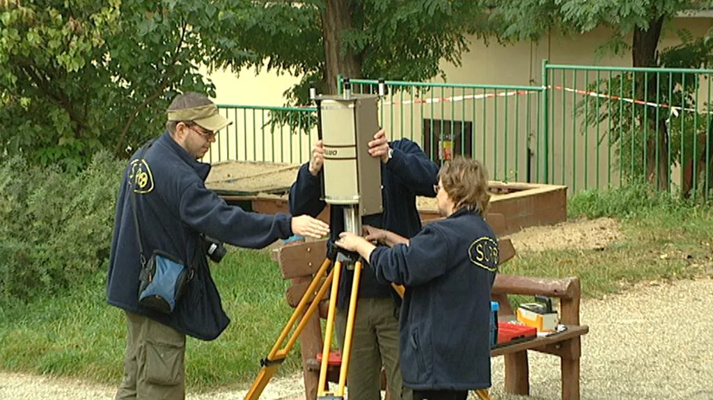 Odborníci měří radiaci na hřišti v Podolí
