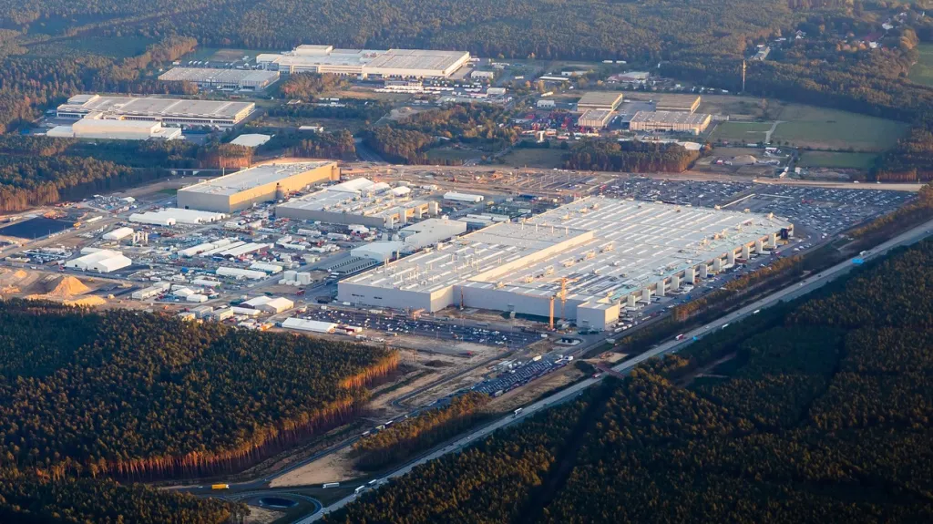 Ilustrační snímek - letecký pohled na Tesla Gigafactory Berlín Brandenburg