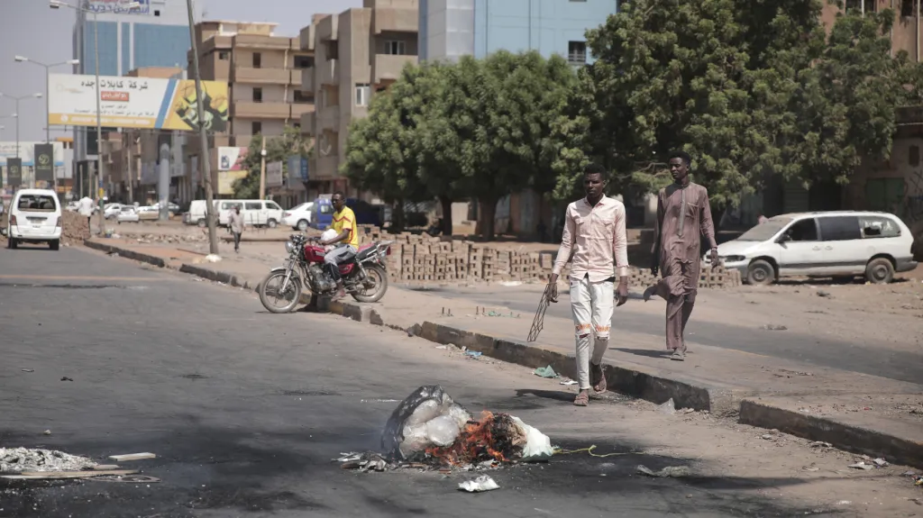 V ulicích Chartúmu armáda uklízí barikády, které vystavěli demonstranti