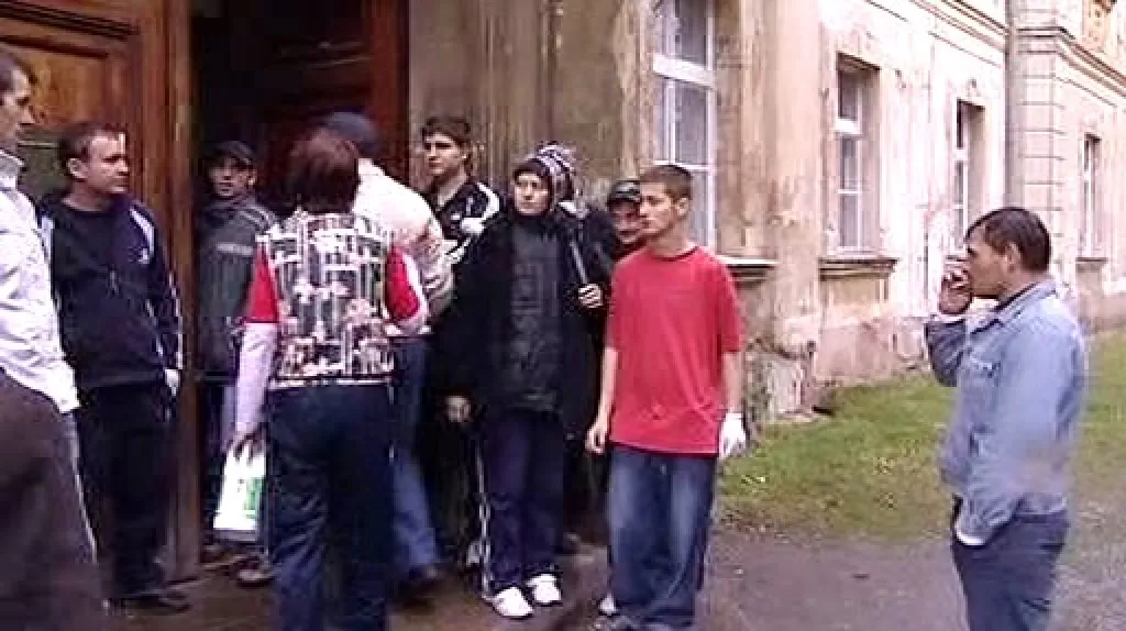 Rumunští dělníci před ubytovnou