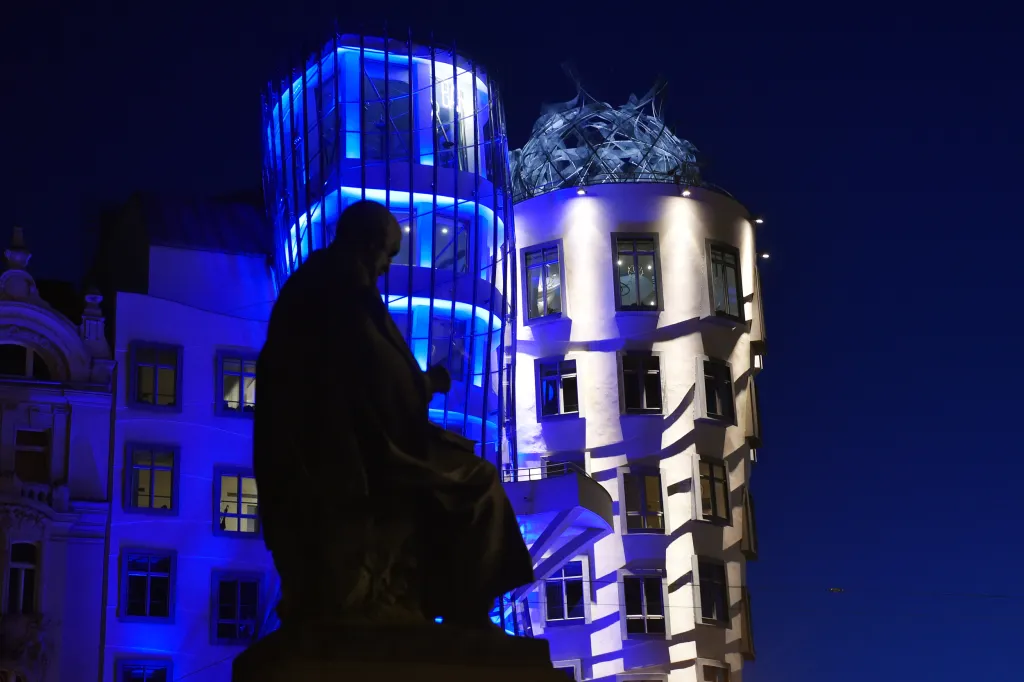Modře osvětlené budovy symbolicky připomněly 75 let od vzniku Organizace spojených národů