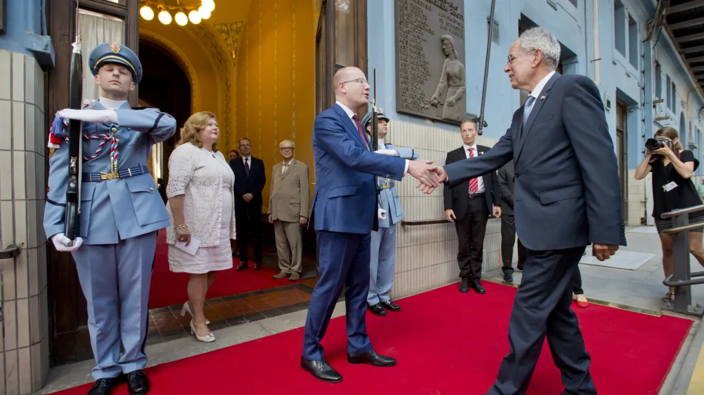 Rakouský prezident Alexander Van der Bellen a premiér Bohuslav Sobotka