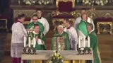Papež při pobožnosti v chrámu svatého Víta