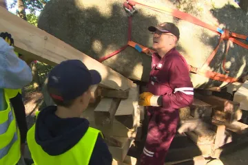 Dobrovolníci přesunuli viklan v Kadově na původní místo. Pomáhal jim slavný archeolog Pavel