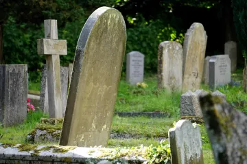 Praha či Brno řeší tisíce neplacených hrobů