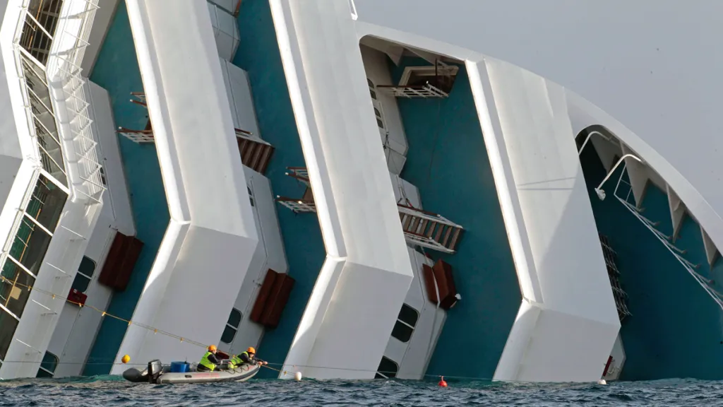 Záchranáři u vraku lodi Costa Concordia