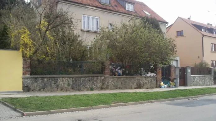 Dům v Masarykově čtvrti je obsypán odpadky