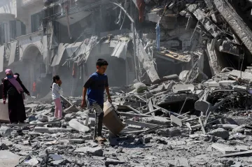 Při pátečních izraelských úderech v Gaze zahynulo nejméně 40 lidí, píše Reuters