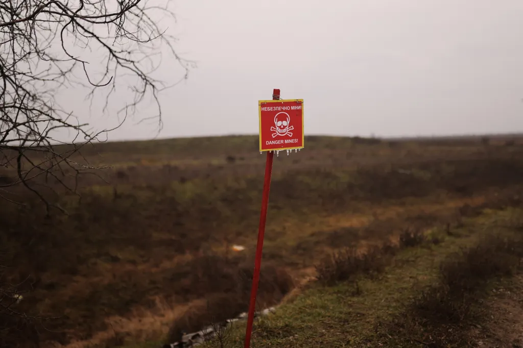 Značení varující před minami, které jsou rozesety po polích okolo domovů bratří Kovalyových
