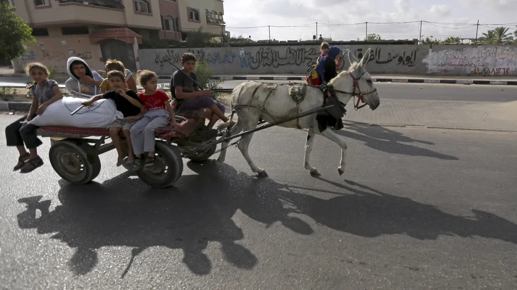 Palestinci prchají před izraelskými raketami