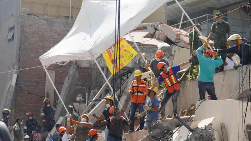 V Mexiku pokračuje prohledávání trosek