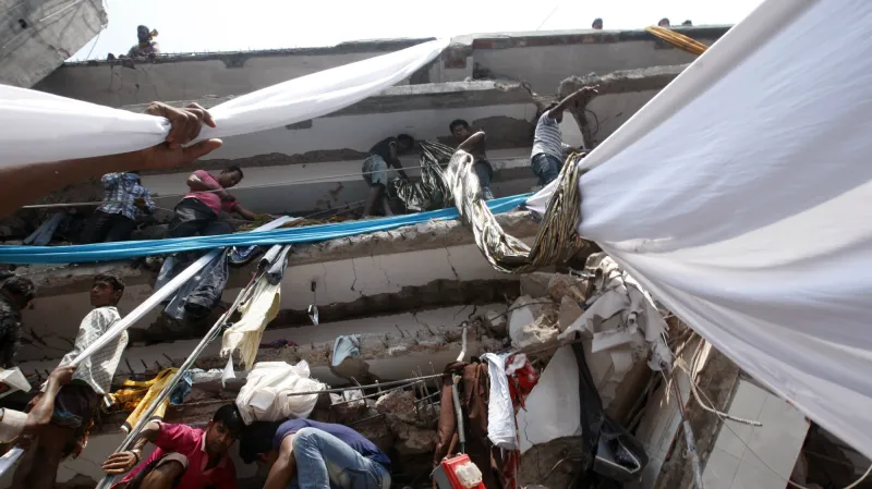 Kolaps budovy v Bangladéši