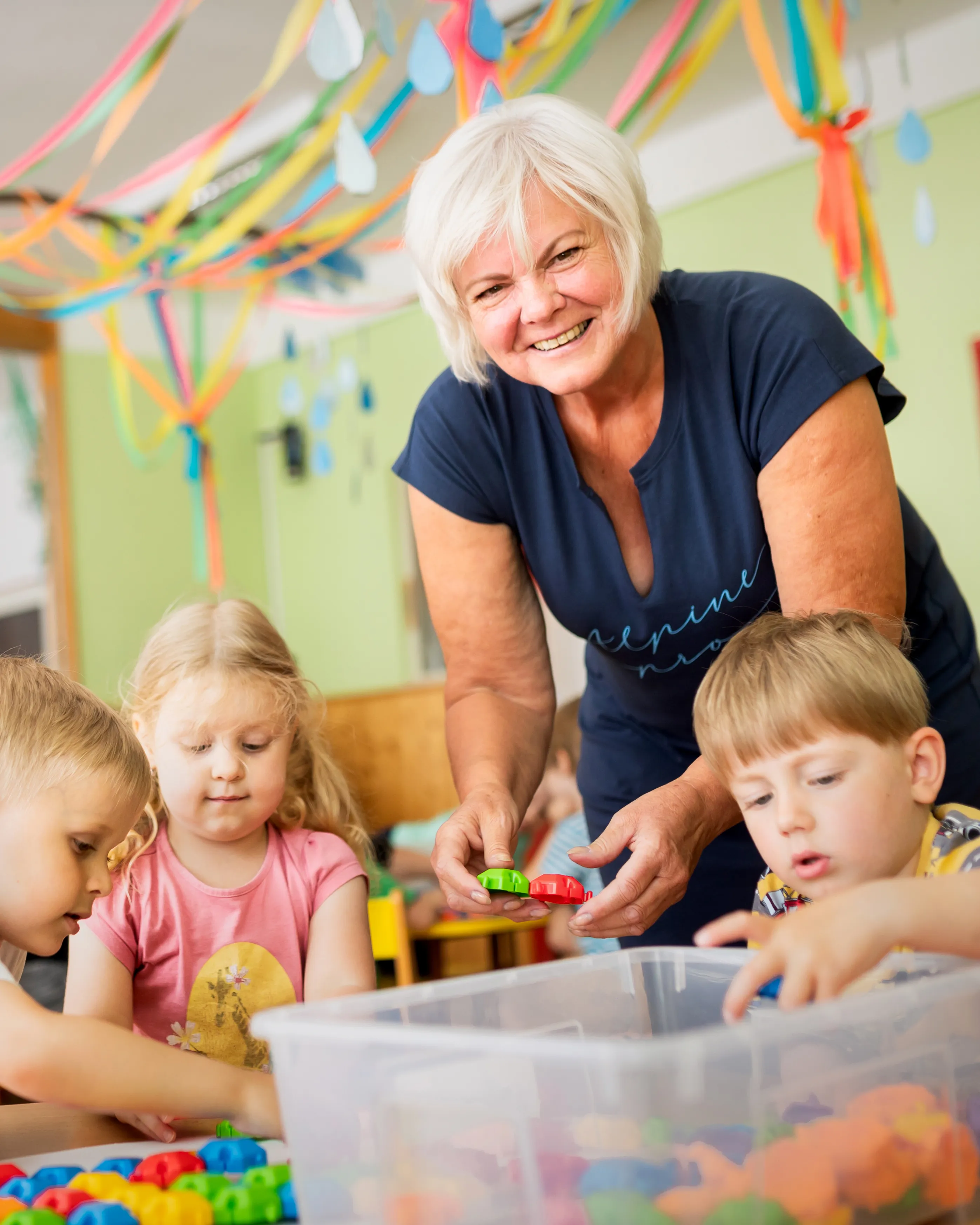 V penzi bývalé učitelce chyběly děti. Teď pomáhá ve školce jako „babička“