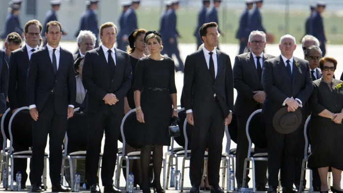 Královský pár a premiér Rutte při příletu ostatků cestujících z MH17