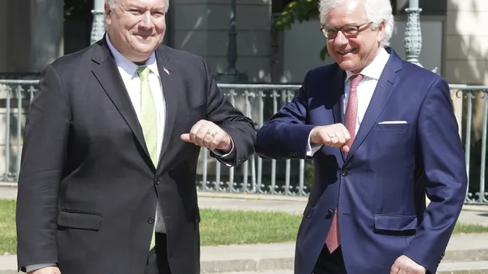 Polský ministr zahraničí Jacek Czaputowicz (vpravo) na snímku s americkým protějškem Mikem Pompeem